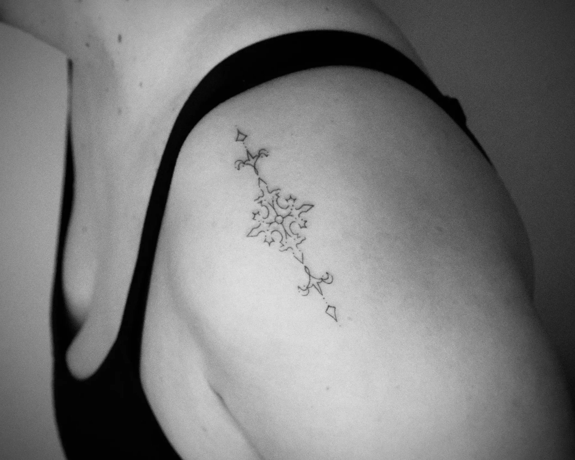Feines Ornament-Tattoo an der Schulter